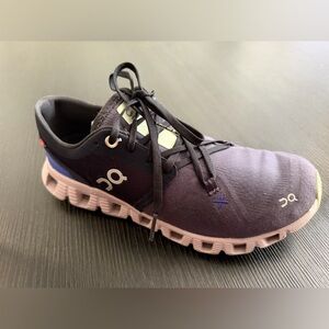 On Running Men’s Cloud Sneaker in Navy and Light Pink